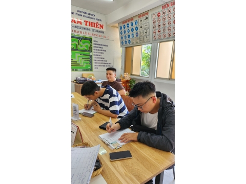 Học viên Đăng kí hoc tại văn phòng NAM THIÊN