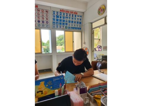 Học viên Đăng kí hoc tại văn phòng NAM THIÊN