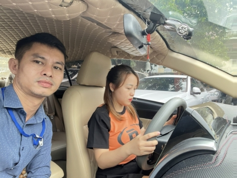 Thầy trung tâm NAM THIÊN dạy học viên cơ bản và chạy thực hành
