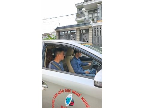 Thầy trung tâm NAM THIÊN dạy học viên cơ bản và chạy thực hành