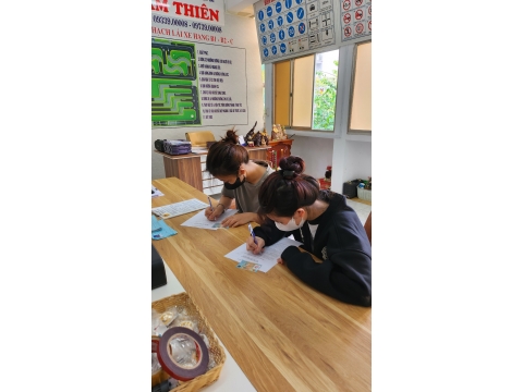 Học viên Đăng kí hoc tại văn phòng NAM THIÊN