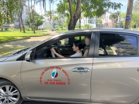 Thầy trung tâm NAM THIÊN dạy học viên cơ bản và chạy thực hành