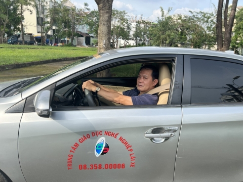 Thầy trung tâm NAM THIÊN dạy học viên cơ bản và chạy thực hành