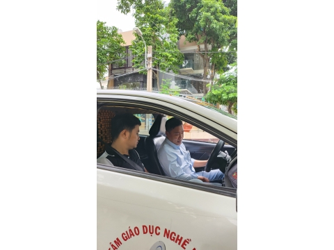 Thầy trung tâm NAM THIÊN dạy học viên cơ bản và chạy thực hành