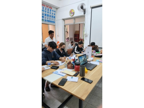 Học viên Đăng kí hoc tại văn phòng NAM THIÊN