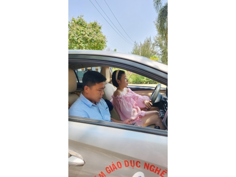 Thầy trung tâm NAM THIÊN dạy học viên cơ bản và chạy thực hành