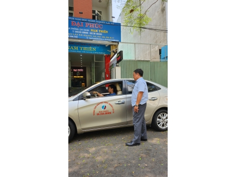 Thầy trung tâm NAM THIÊN dạy học viên cơ bản và chạy thực hành