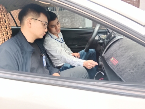Thầy trung tâm NAM THIÊN dạy học viên cơ bản và chạy thực hành
