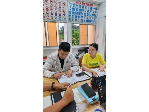 Học viên Đăng kí hoc tại văn phòng NAM THIÊN