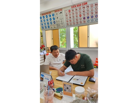 Học viên Đăng kí hoc tại văn phòng NAM THIÊN