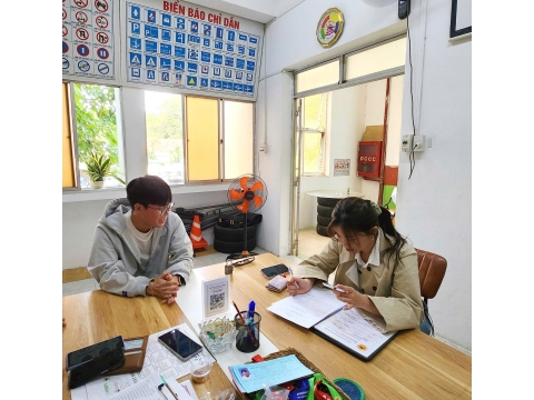 Học viên Đăng kí hoc tại văn phòng NAM THIÊN