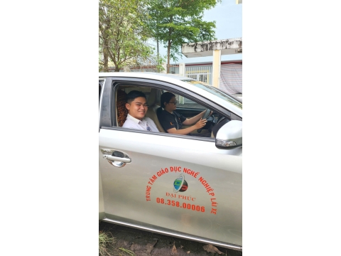 Thầy trung tâm NAM THIÊN dạy học viên cơ bản và chạy thực hành