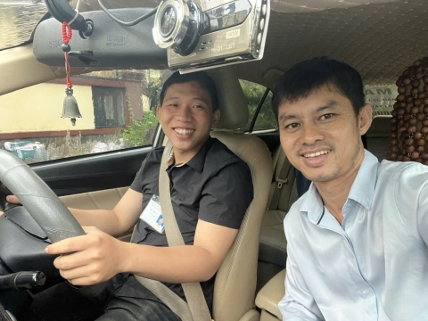 Thầy trung tâm NAM THIÊN dạy học viên cơ bản và chạy thực hành