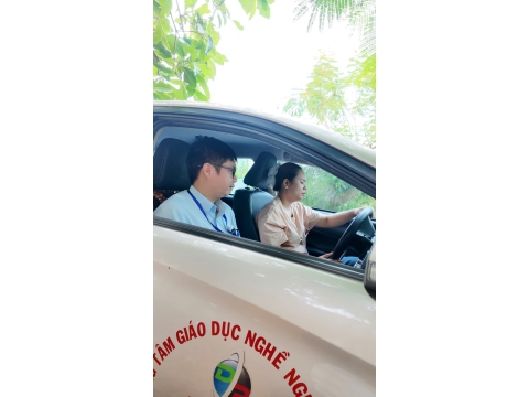 Thầy trung tâm NAM THIÊN dạy học viên cơ bản và chạy thực hành