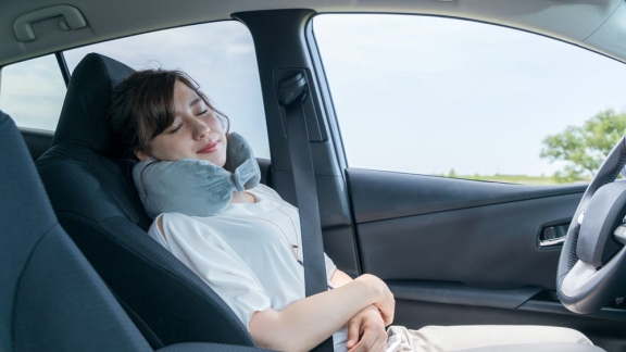 Ngủ trong xe ô tô thế nào cho an toàn, tránh bị chết não?